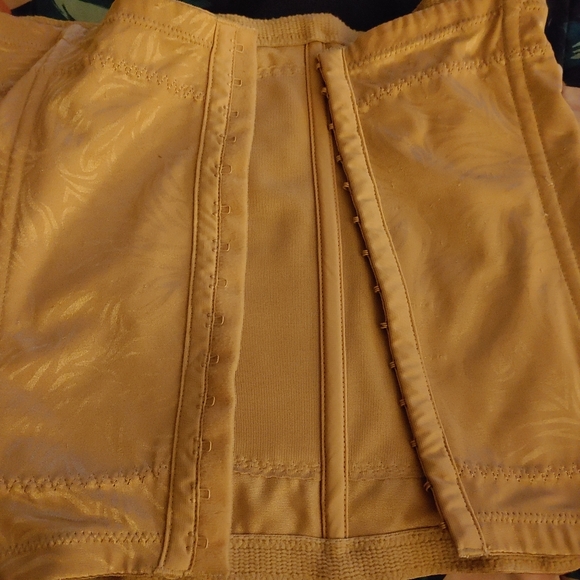 Maidenform girdle large - Picture 3 of 5